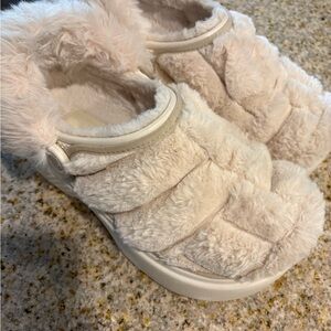CROCS Cream Fuzzy Mules